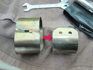 左側：破損した昇降用スプリング、右側：新品の昇降用スプリング
