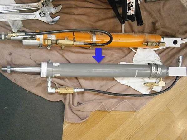 ゼニス440型トムソンテーブルの油圧シリンダー交換前（上）と交換後（下）